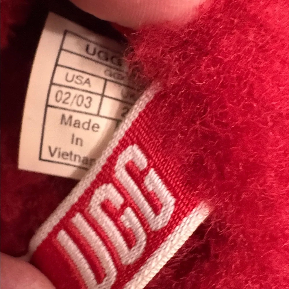 UGG Fluffy Red Slippers SZ 02/03 baby box 164